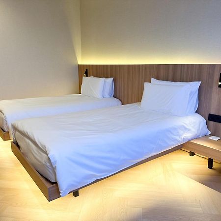 Resident Hotel Abay Алма Ата Екстериор снимка