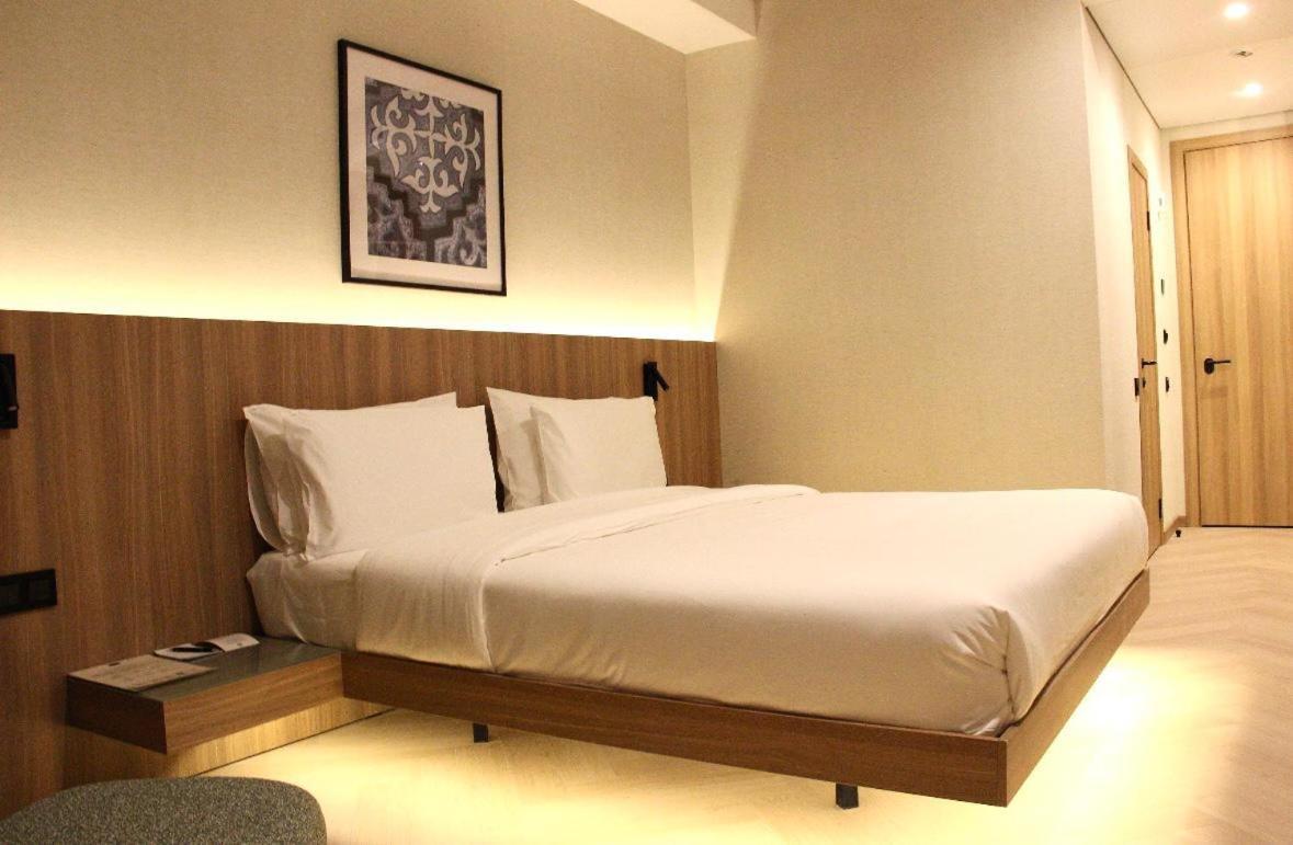 Resident Hotel Abay Алма Ата Екстериор снимка
